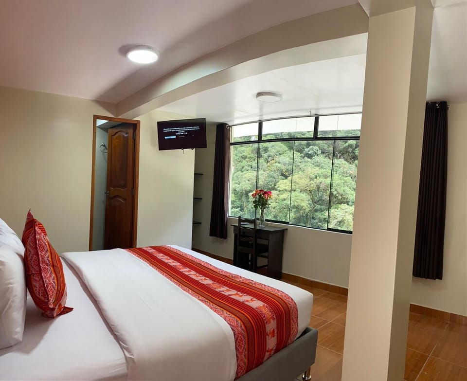 Bed, TV and multimedia, Photo of the whole room, Bedroom