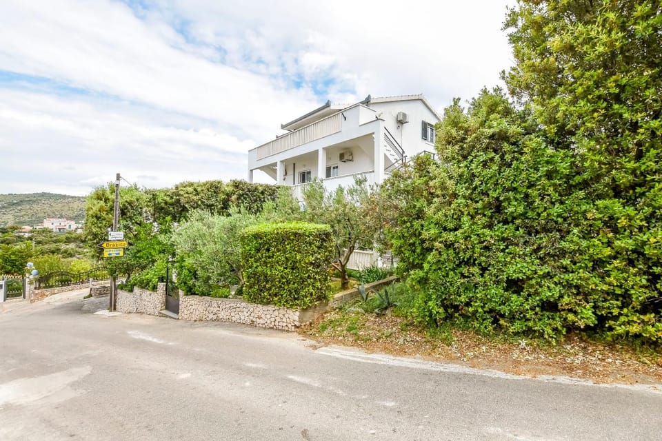 Property building, Facade/entrance, Day, Neighbourhood, Street view, Location