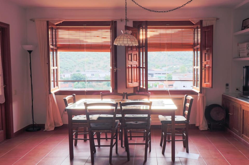 TV and multimedia, Living room, Seating area, Dining area, Garden view, Mountain view