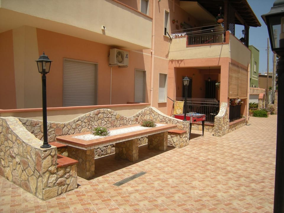 BBQ facilities, Balcony/Terrace, Banquet/Function facilities, Decorative detail
