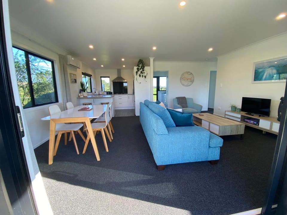 TV and multimedia, Living room, Seating area, Dining area, Evening entertainment