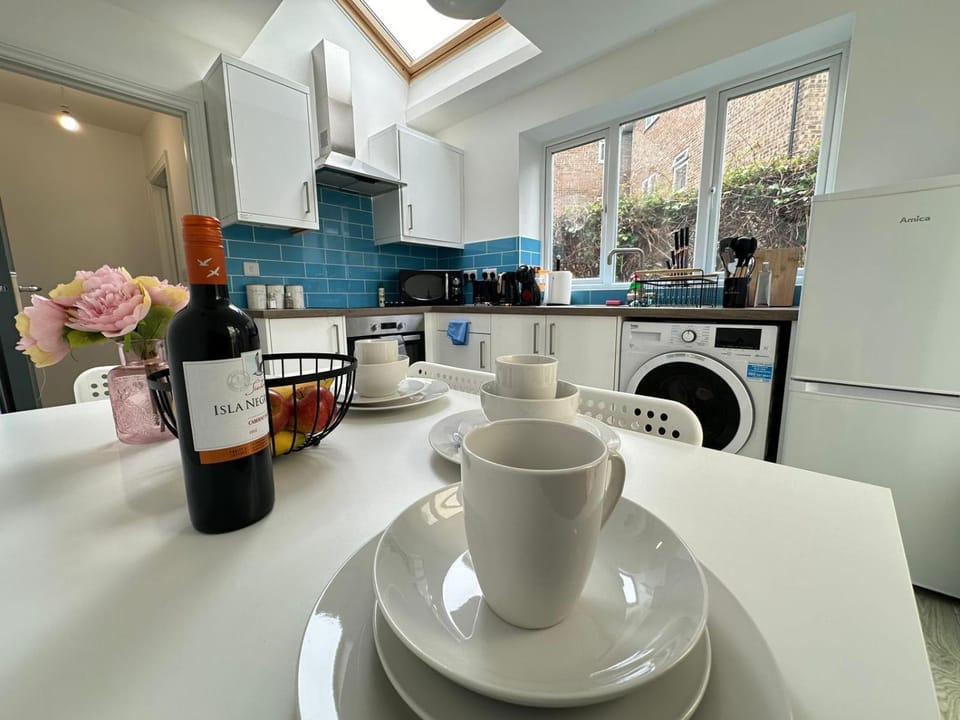 Coffee/tea facilities, Kitchen or kitchenette, Dining area, microwave, stove, toaster, washing machine