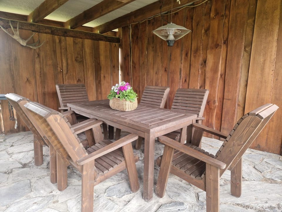 Kitchen or kitchenette, Dining area