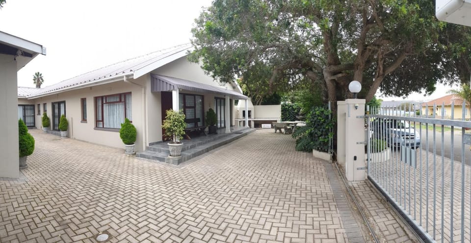 Property building, Patio, Facade/entrance, BBQ facilities, Garden, Seating area, Quiet street view, Parking