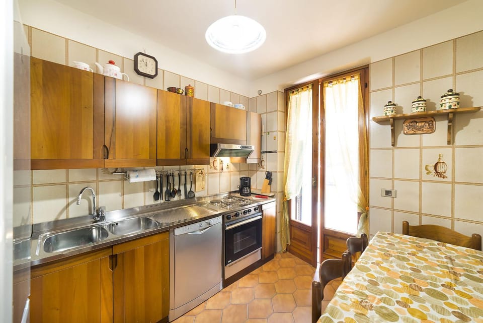 Kitchen or kitchenette, oven, pet friendly, stove