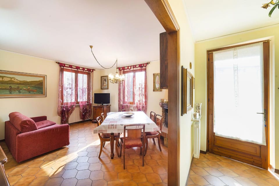 Communal lounge/ TV room, TV and multimedia, Living room, Seating area, Dining area, Evening entertainment