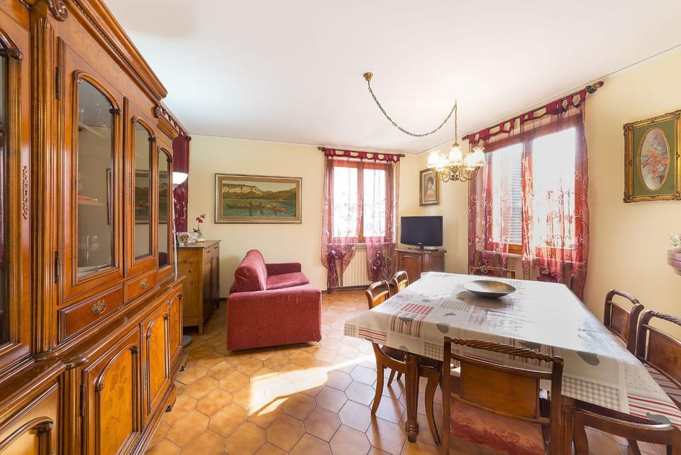 Communal lounge/ TV room, TV and multimedia, Living room, Seating area, Evening entertainment