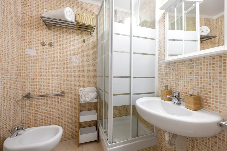 Toilet, Bathroom, bidet, towels