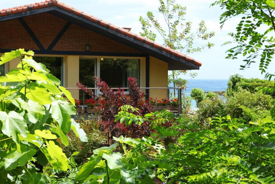 Property building, Day, Garden, Decorative detail