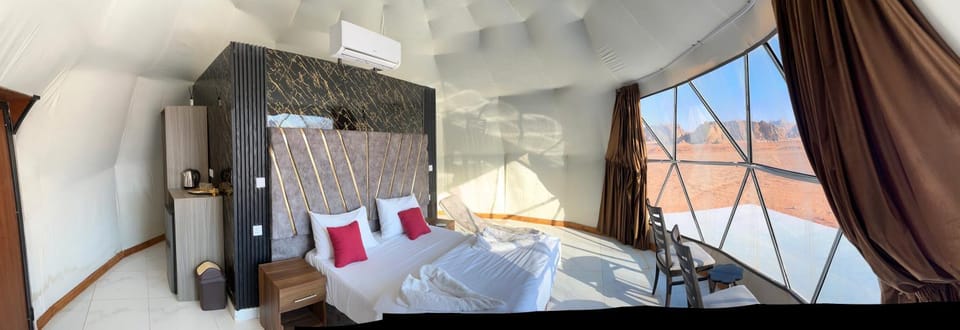 Bed, Photo of the whole room, Seating area, Bedroom