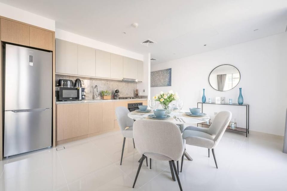 Kitchen or kitchenette, Dining area, minibar, stove