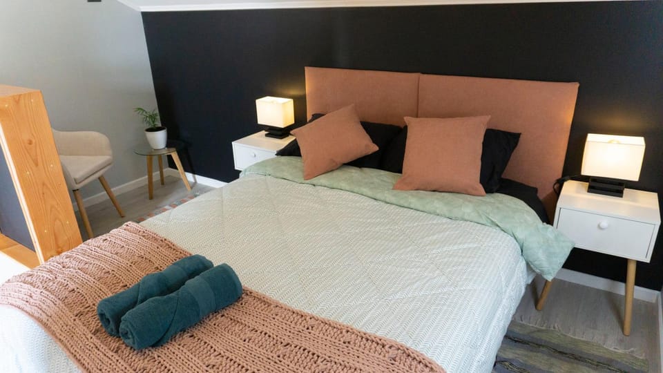 Bed, Photo of the whole room, Bedroom, towels