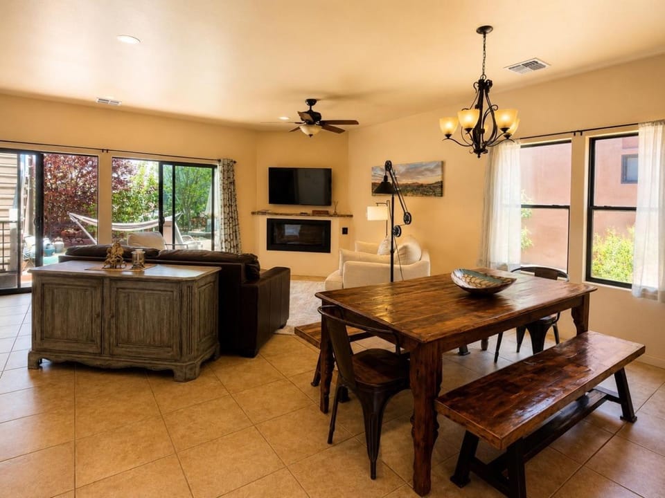 Patio, TV and multimedia, Living room, Seating area, Dining area, fireplace