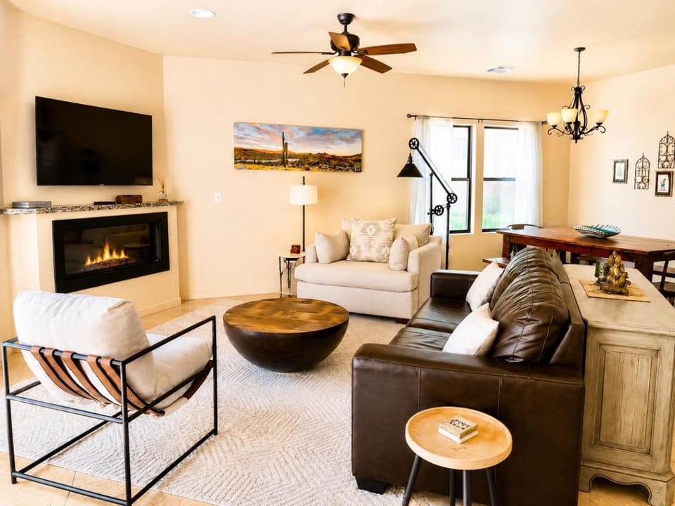 TV and multimedia, Living room, Seating area, Dining area, fireplace