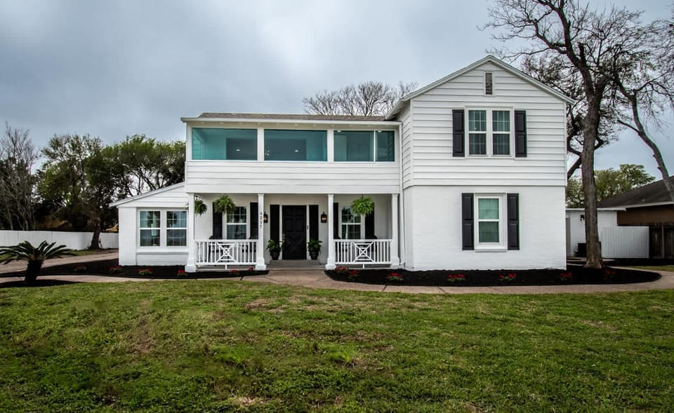 Coastal Oasis - Beautiful Ocean Views Awaits House in Nueces County