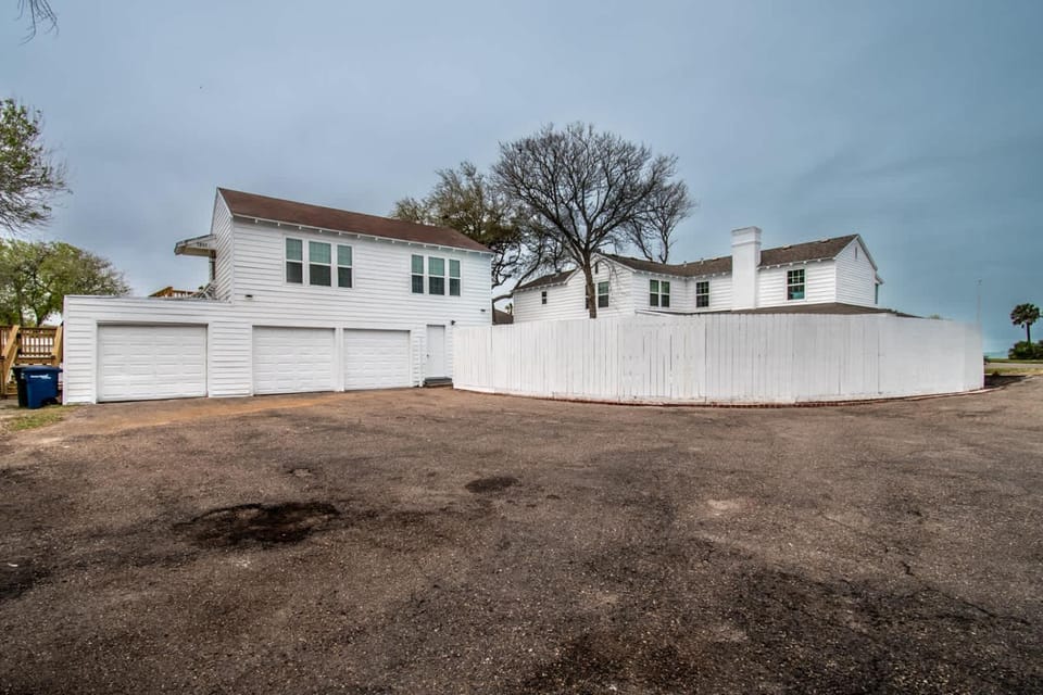 Coastal Oasis - Beautiful Ocean Views Awaits House in Nueces County