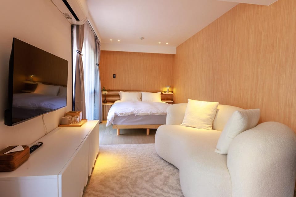 Bed, TV and multimedia, Living room, Photo of the whole room, Seating area, Bedroom