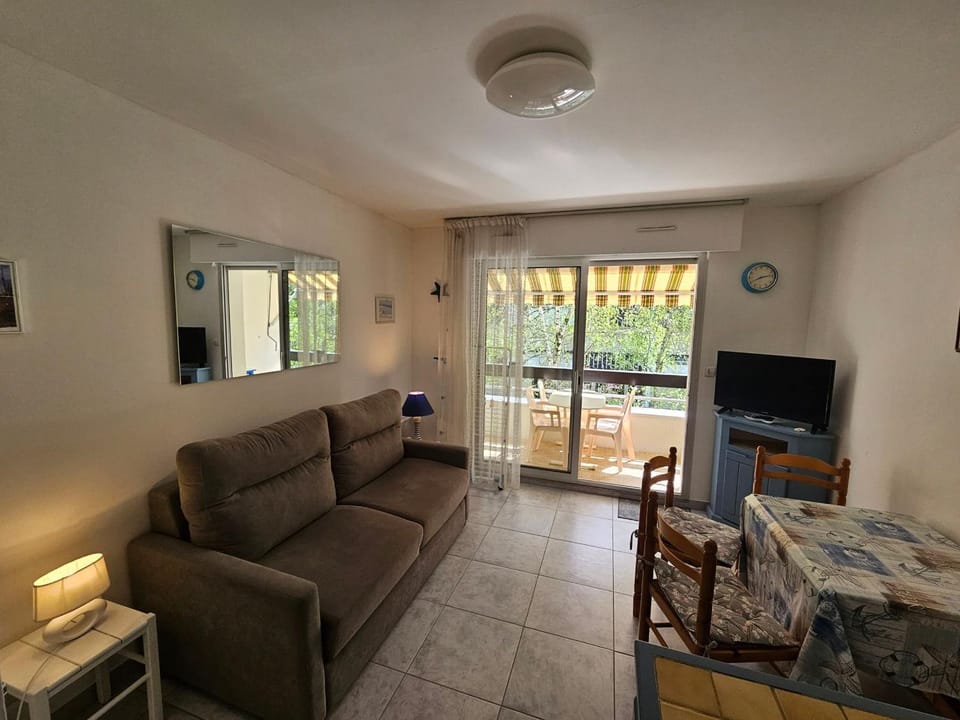 Studio Cozy à 3 min de la Plage avec Parking et Balcon - FR-1-550-74 Apartment in Nouvelle-Aquitaine