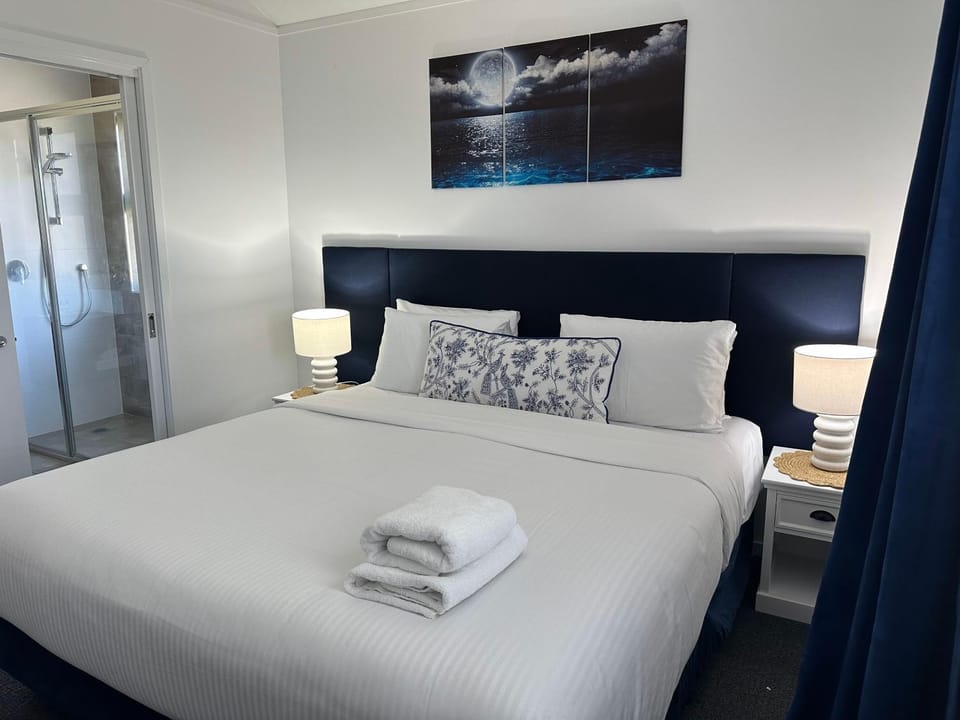 Bed, Bedroom, towels, wardrobe