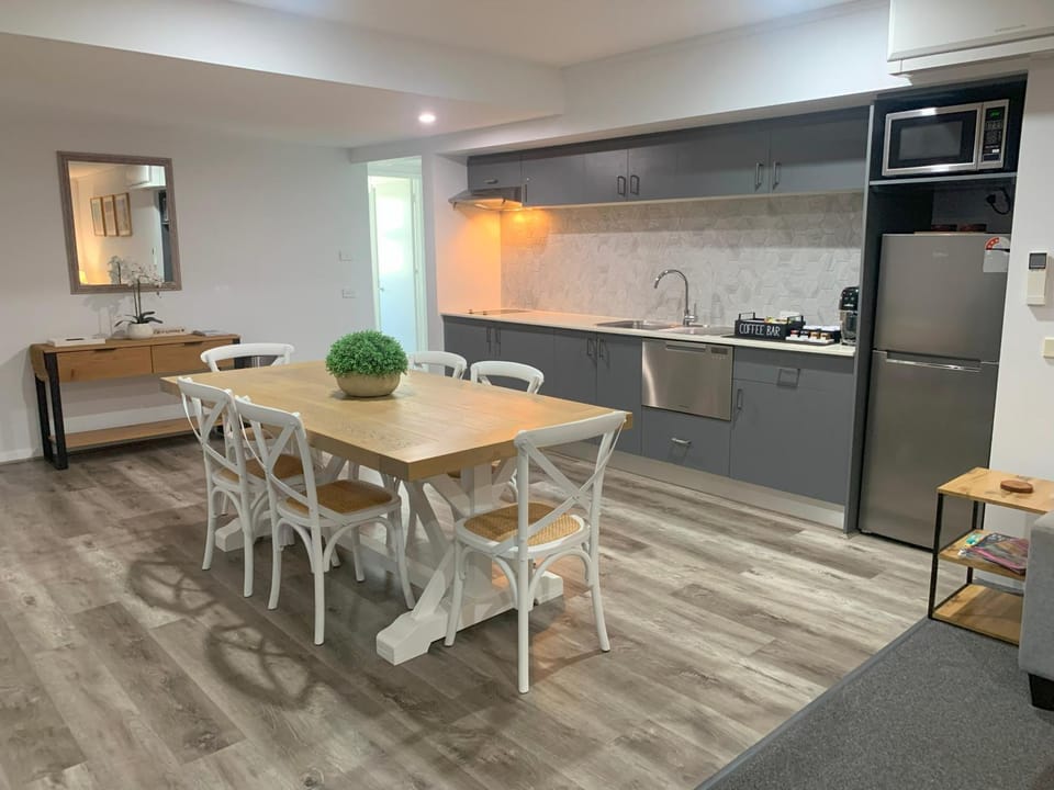 Kitchen or kitchenette, Dining area, dishwasher