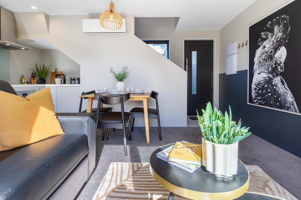 Coffee/tea facilities, Kitchen or kitchenette, Living room, Photo of the whole room, Decorative detail, Dining area, hair dresser, pet friendly, stove, air conditioner