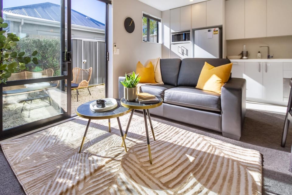 View (from property/room), Kitchen or kitchenette, Living room, Photo of the whole room, Decorative detail, Dining area, hair dresser