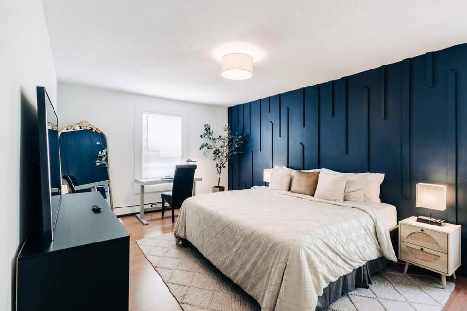 Bright, chic & spacious in the heart of St. Paul by Summit-University with porch and swing chairs House in Saint Paul