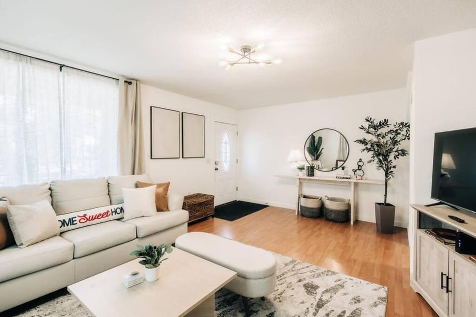 Bright, chic & spacious in the heart of St. Paul by Summit-University with porch and swing chairs House in Saint Paul