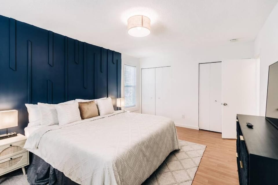Bright, chic & spacious in the heart of St. Paul by Summit-University with porch and swing chairs House in Saint Paul