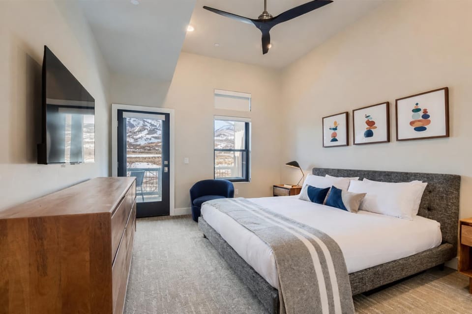 Helling Circle Hideaway 303 Apartment in Jordanelle Reservoir