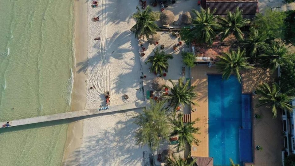 Restaurant/places to eat, Day, Beach, Sea view, Swimming pool