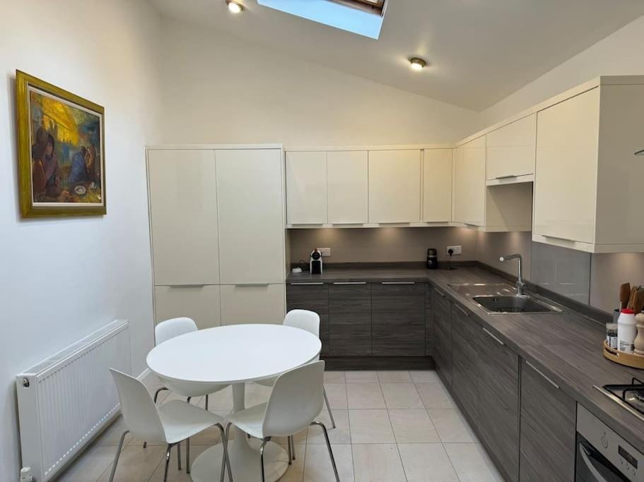 Weybridge garden cottage Apartment in Weybridge