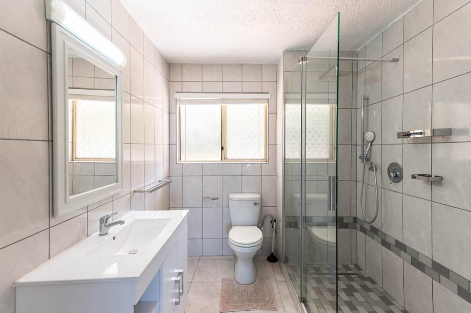 Shower, Toilet, Bathroom, towels