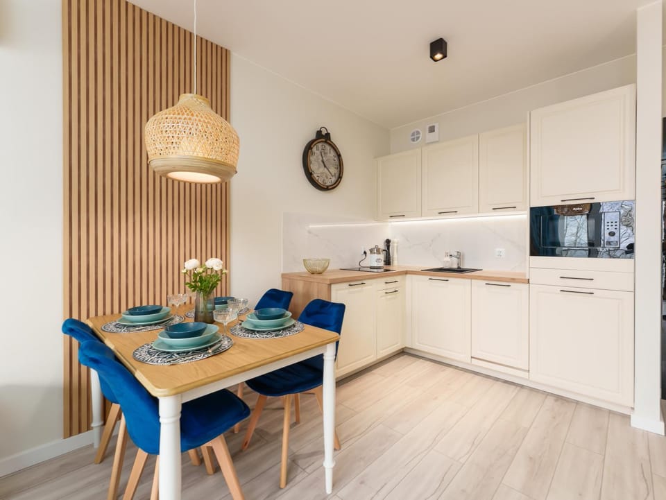 Kitchen or kitchenette, minibar, stove