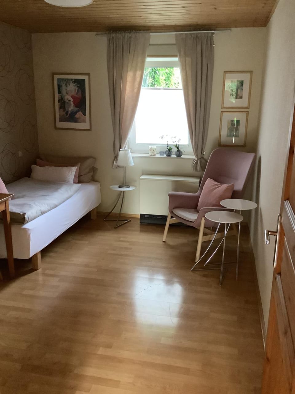 Bed, Photo of the whole room, Seating area, Bedroom