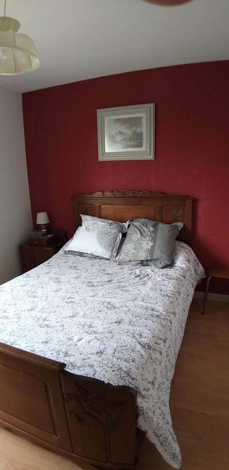Photo of the whole room, Bedroom