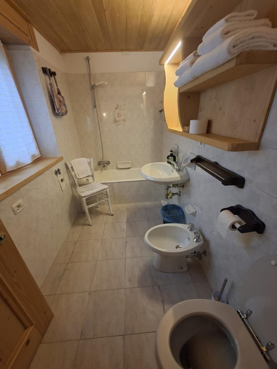 Shower, Toilet, Bathroom, Bath, bidet, towels