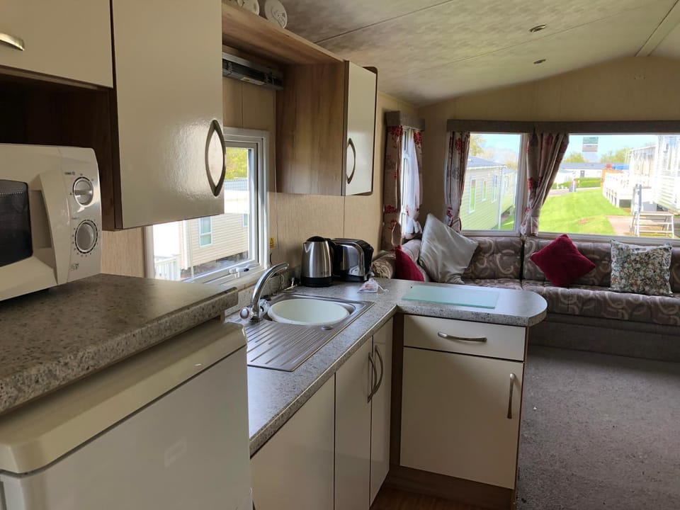 Kitchen or kitchenette, Seating area, Dining area, minibar, pet friendly, toaster