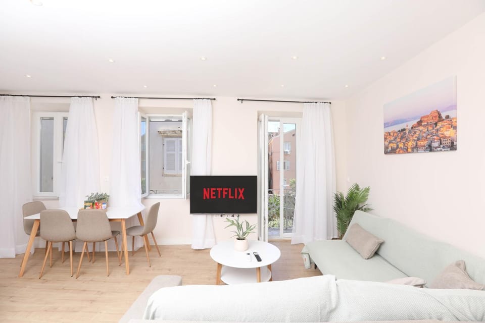 TV and multimedia, Living room, Seating area, Dining area