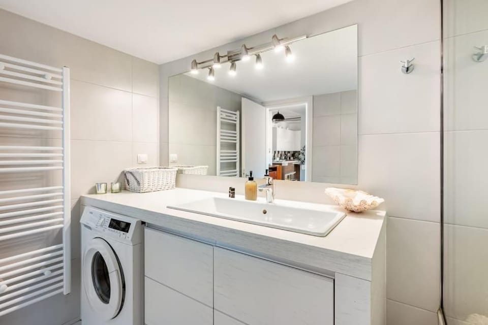 Bathroom, towels, washing machine