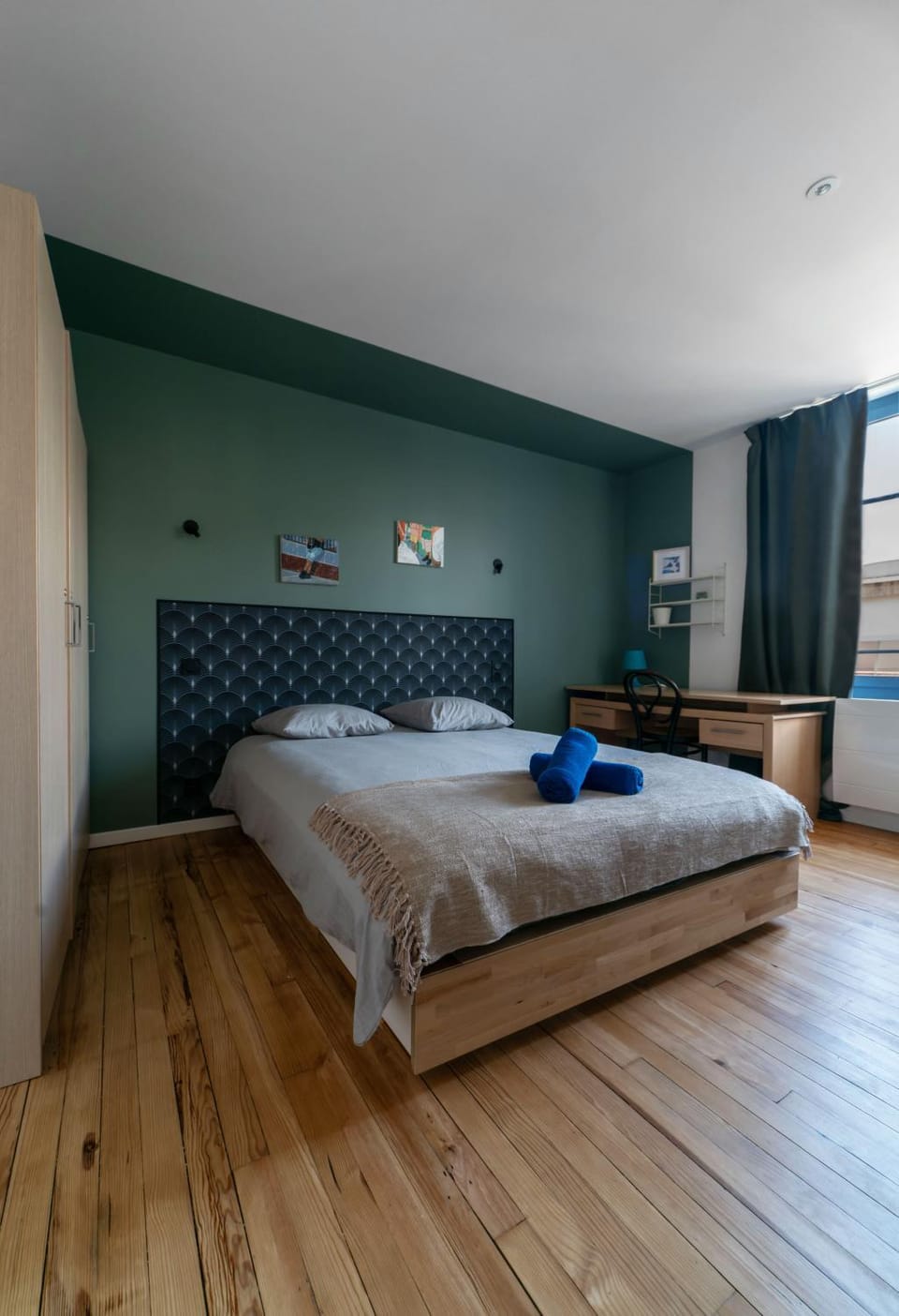 Bed, Photo of the whole room, Bedroom, towels