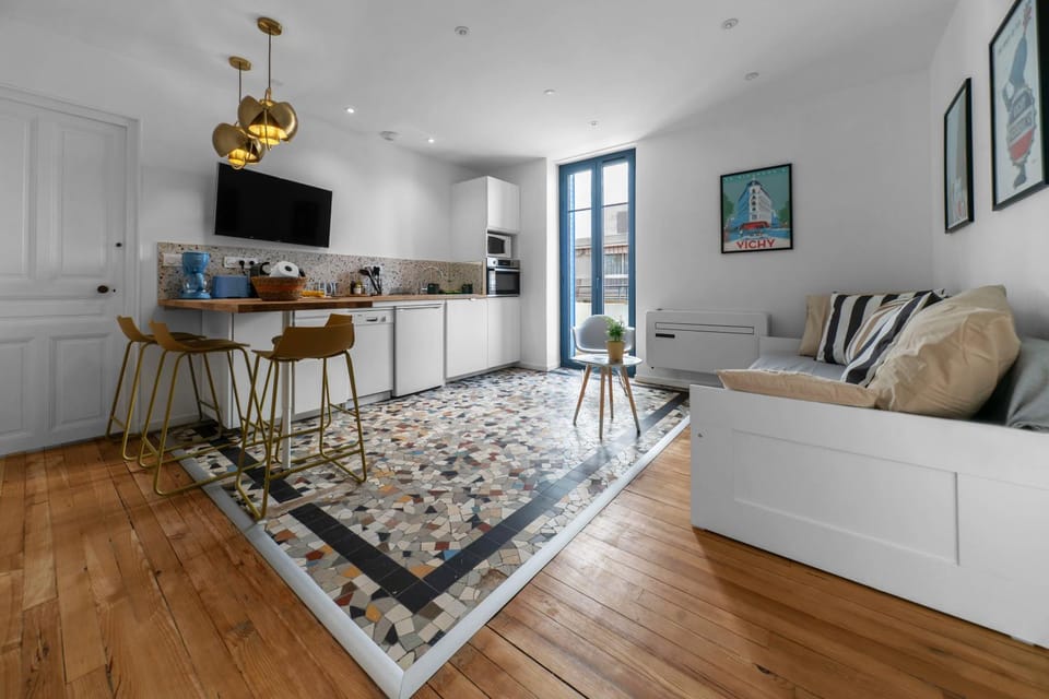 Kitchen or kitchenette, Living room, minibar