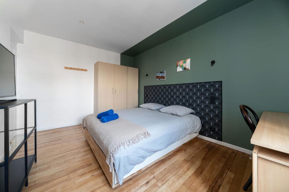Bed, Photo of the whole room, Bedroom, hair dresser, wardrobe