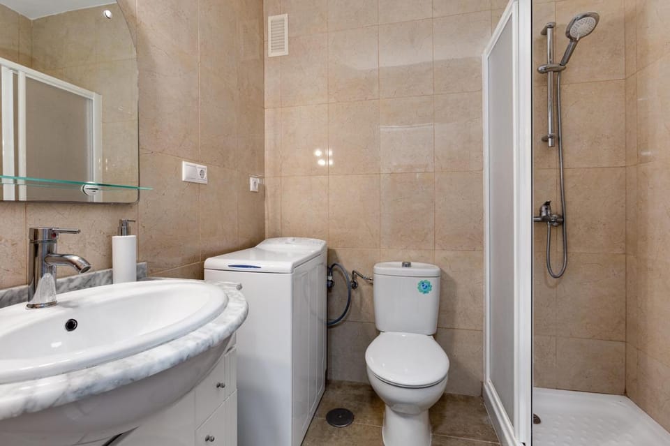 Shower, Toilet, Bathroom, towels, washing machine