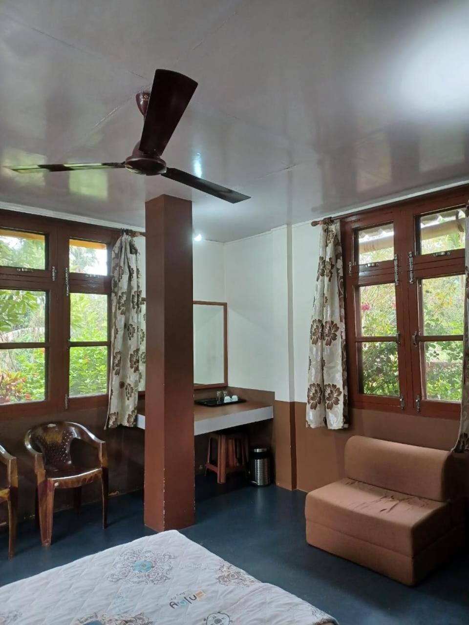 Bed, Photo of the whole room, Seating area, Bedroom, hair dresser