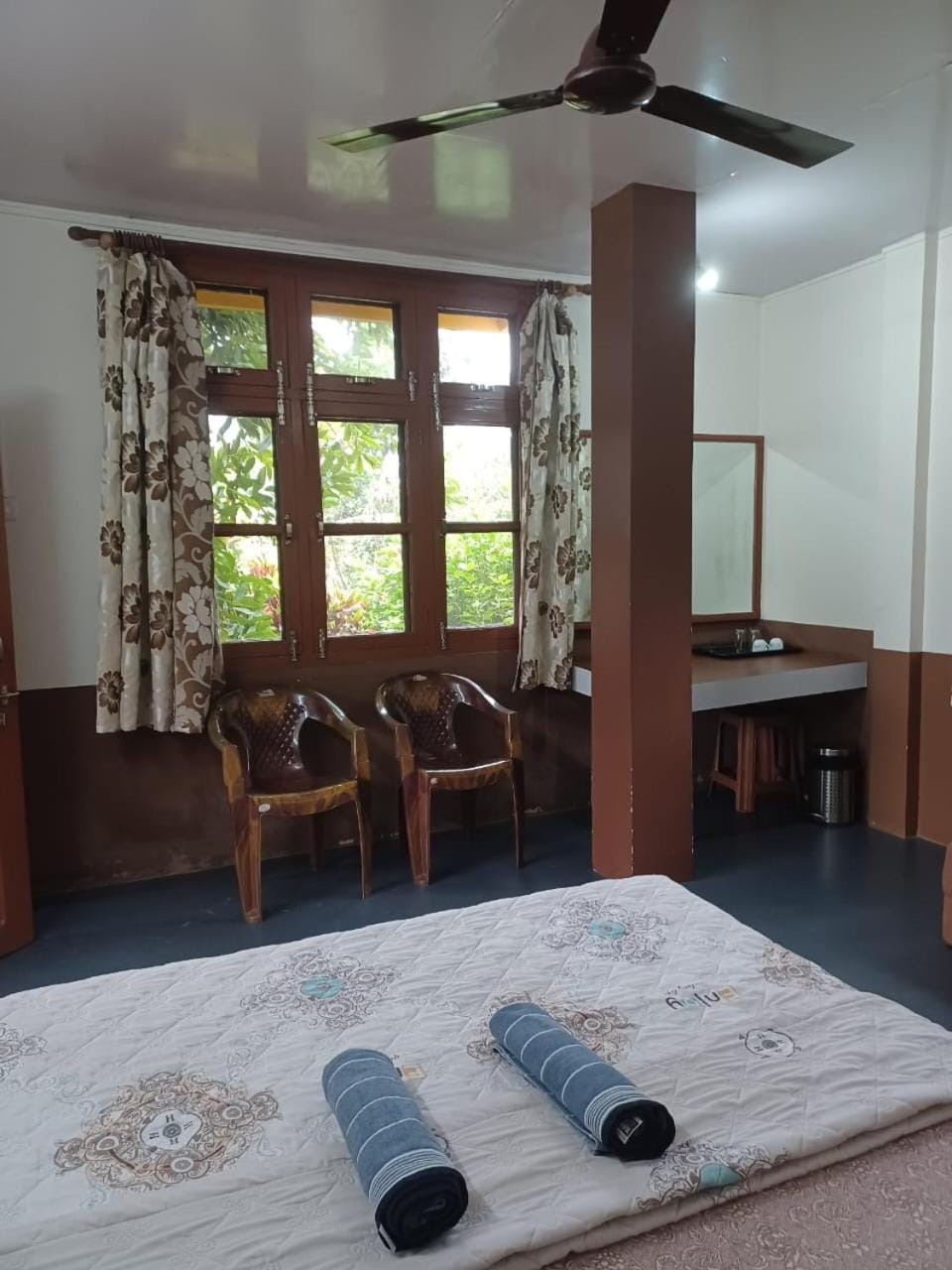 Photo of the whole room, Bedroom, fireplace, towels