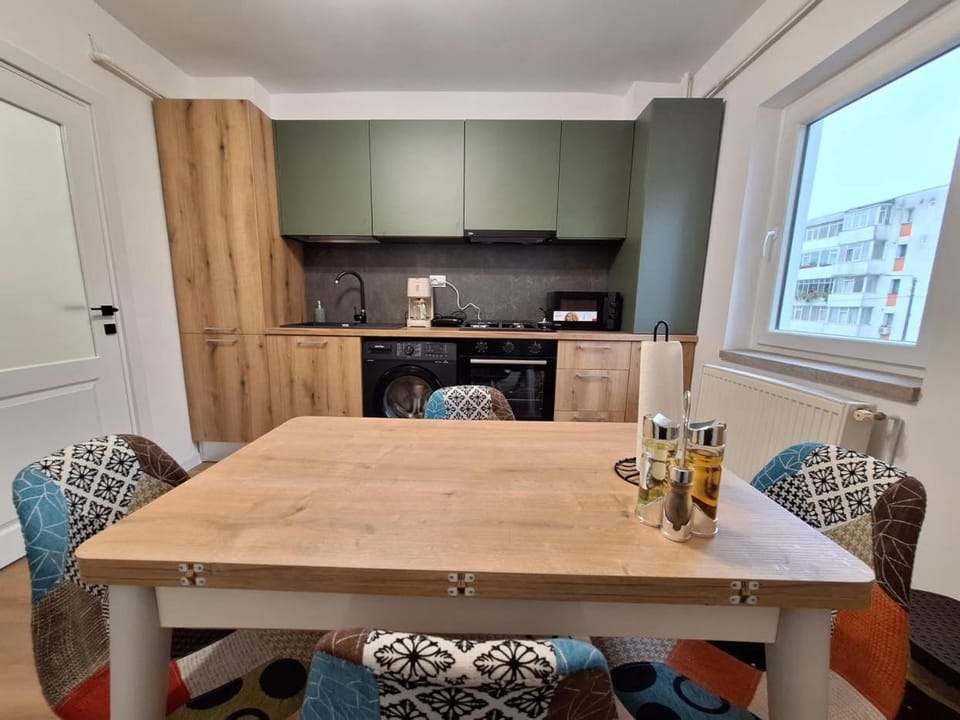 Kitchen or kitchenette, Dining area, minibar, pet friendly