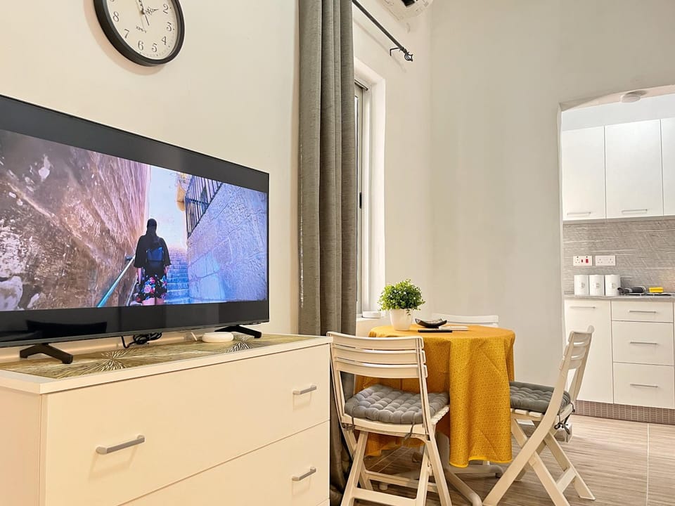 Communal lounge/ TV room, TV and multimedia, Kitchen or kitchenette, Dining area, Evening entertainment, stove