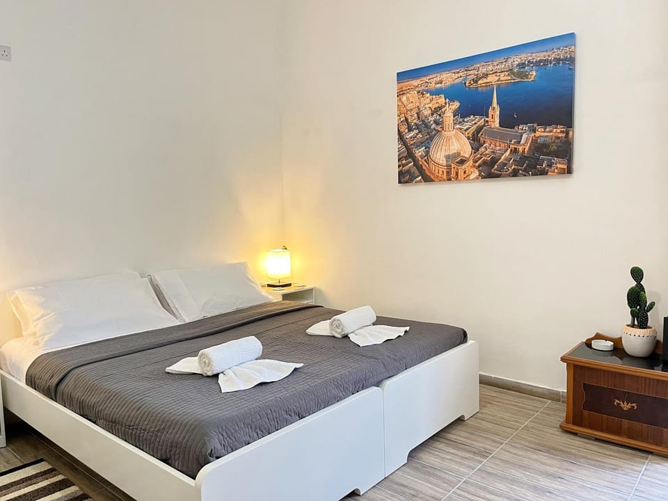 Bed, Photo of the whole room, Bedroom, towels