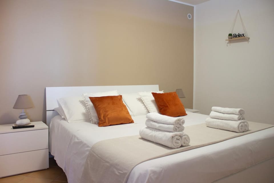 Bed, Bedroom, towels
